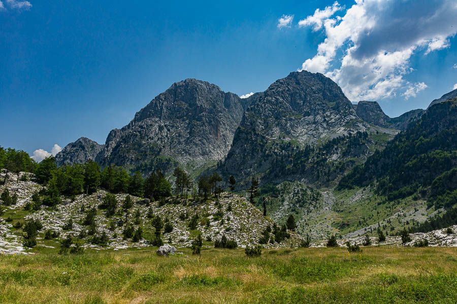 Maja e Čokištes, 2353 m, et Maja e Bojës, 2461 m