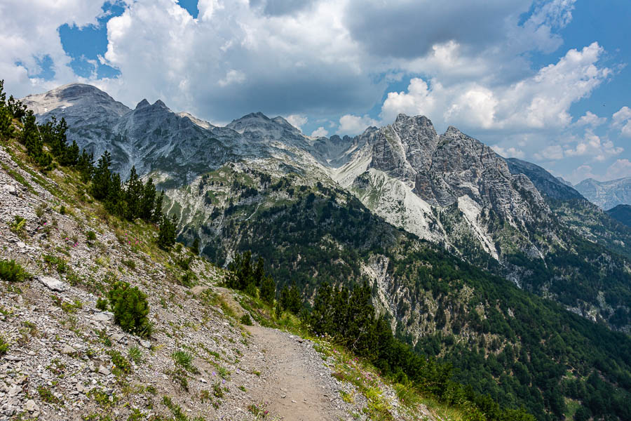 Col de Valbona : vue nord vers le maja e Jezercës, 2694 m