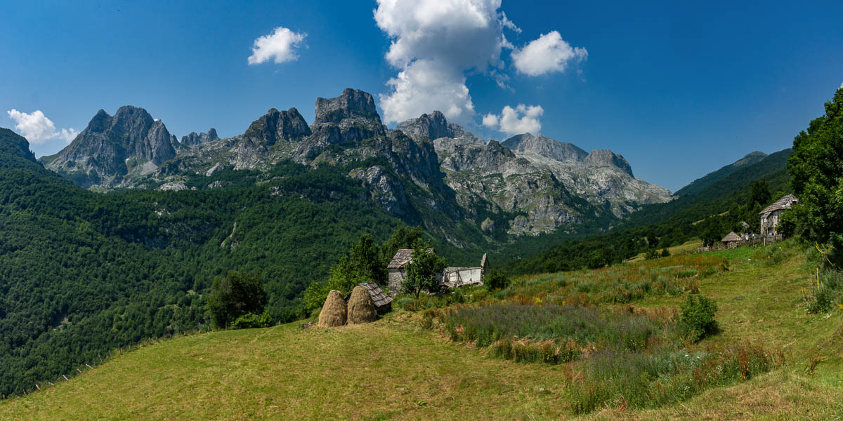 Çerem, 1330 m,  et les monts Maudits