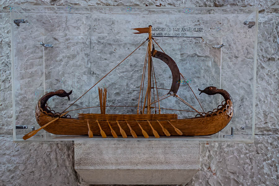 Musée Skanderberg : bateau illyrien