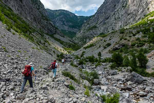 Montée vers la cascade de Sllapi