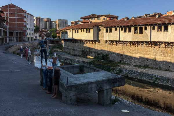 Gjakovë : près du pont sur la Krena