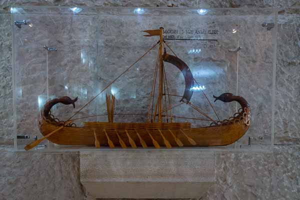 Musée Skanderberg : bateau illyrien