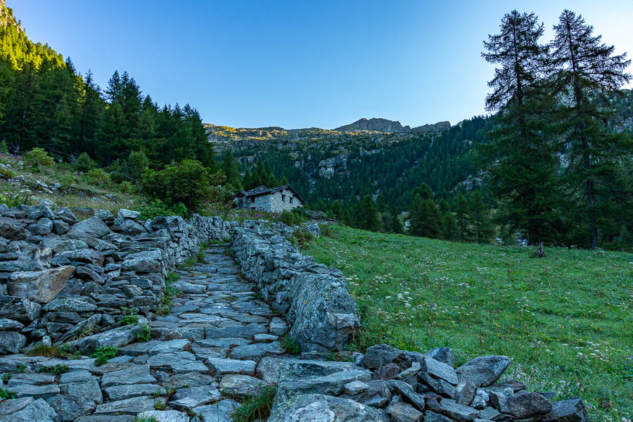 Sentier pavé au-dessus de Niel