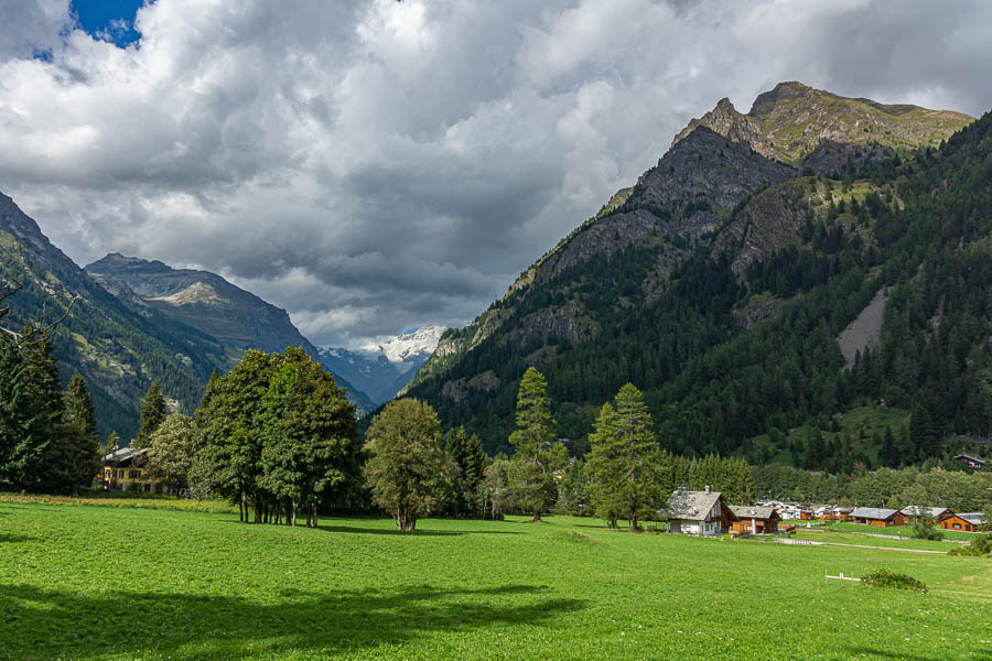 Vallée de Gressoney, au fond le massif du mont Rose