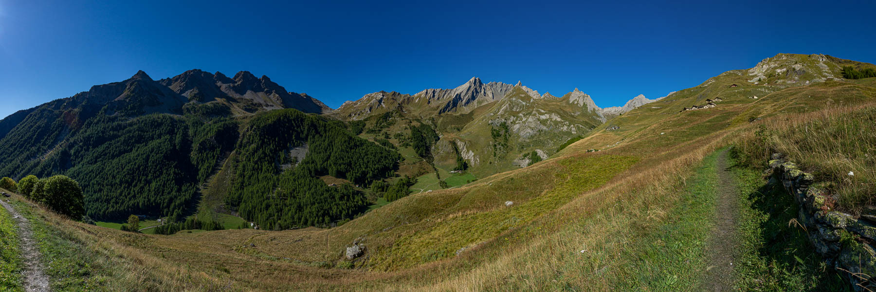 Sentier vers col Malatra, alpage de Merdeux inférieur