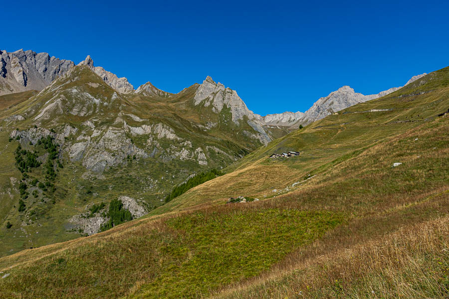 Sentier vers col Malatra, alpage de Merdeux inférieur