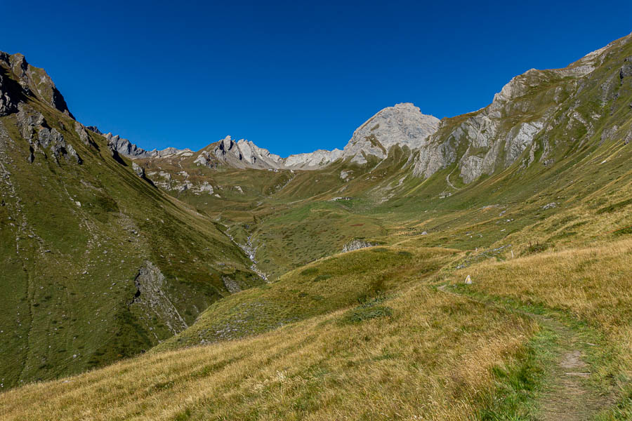 Sentier vers col Malatra, alpage de Merdeux supérieur