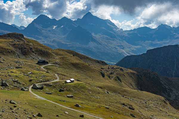 Refuge Grand Tournalin, 2600 m, au loin Testa Grigia, 3314 m, et col Pinter