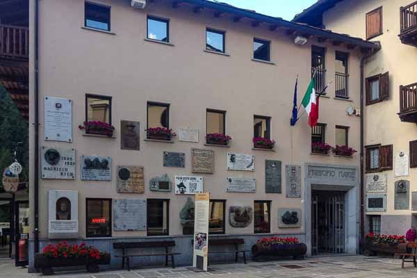 Mairie de Valtournenche : plaques honorant les guides