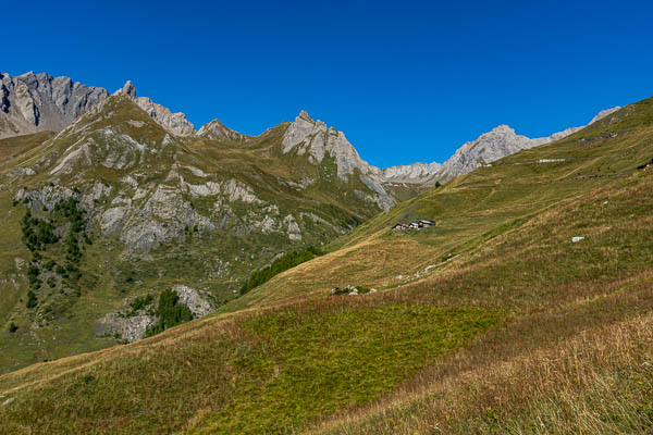 Sentier vers col Malatra, alpage de Merdeux inférieur