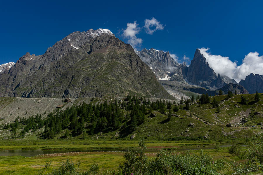 Lac Combal, glacier de Miage, mont Blanc et aiguilles de Peuterey