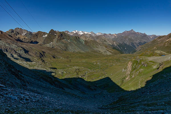 Vallon de l'Urtier, au loin Grand Paradis et Grivola