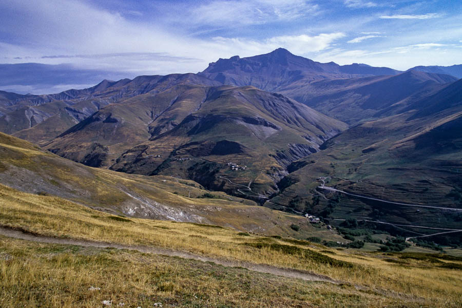 Descente vers  le Chazelet, le Goléon au loin