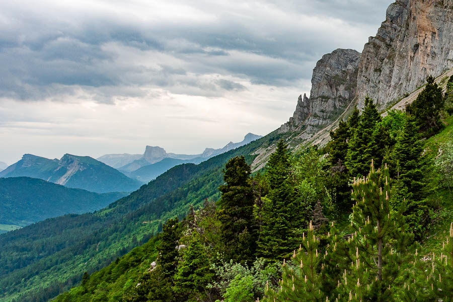 Falaises, mont Aiguille au loin