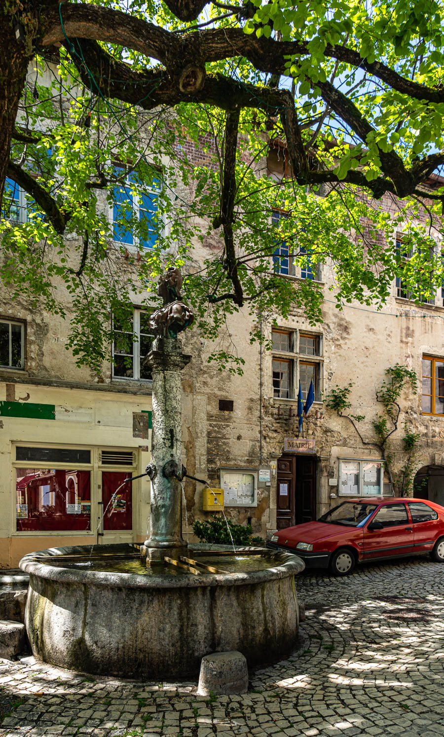 Mairie et fontaine