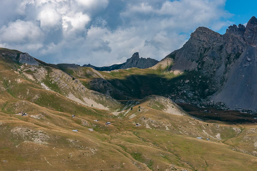 Col Garnier, 2279 m : vue nord vers les chalets de Furfande