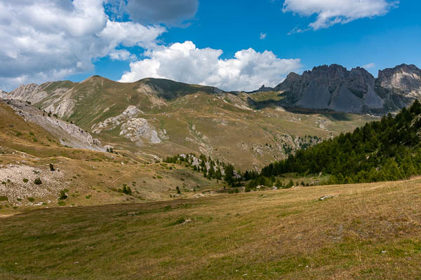 Col Garnier, 2279 m : vue nord vers les chalets de Furfande