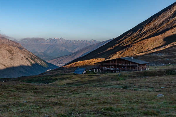 Refuge Agnel et massif des Écrins au loin