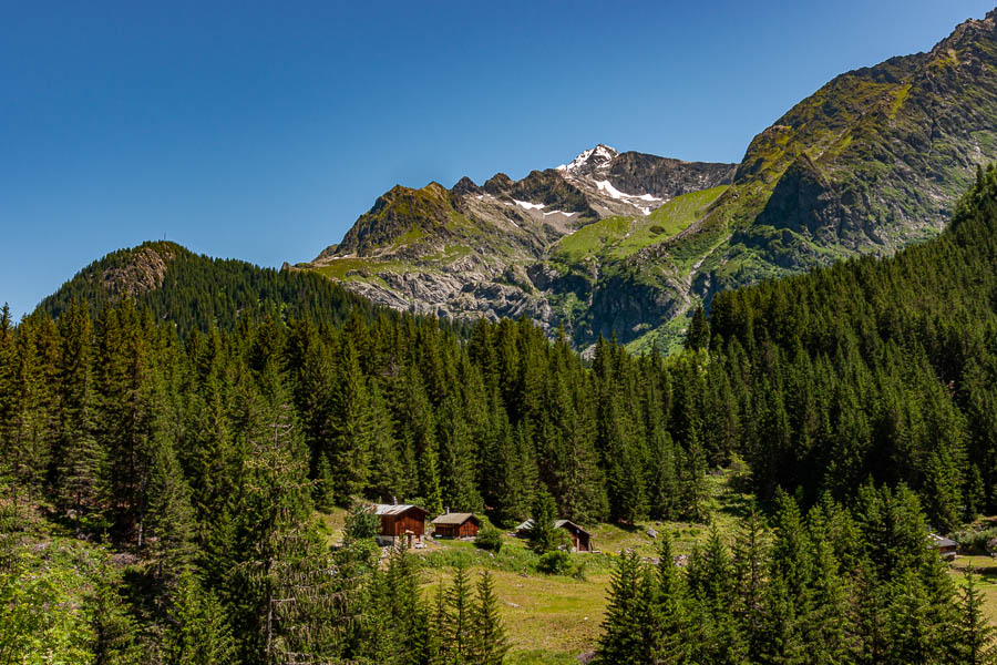 Chalets, au fond la vallée du glacier de Tré-la-Tête