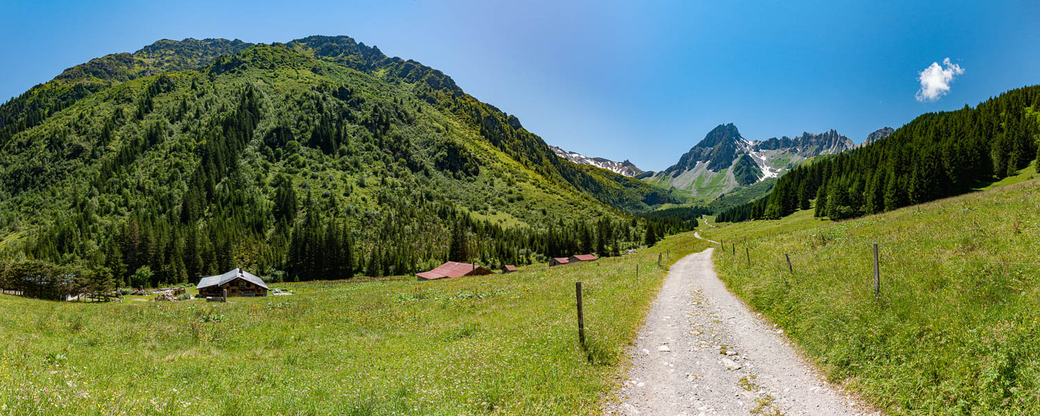 En montant vers la Balme : aiguille de la Pennaz et Roches Franches