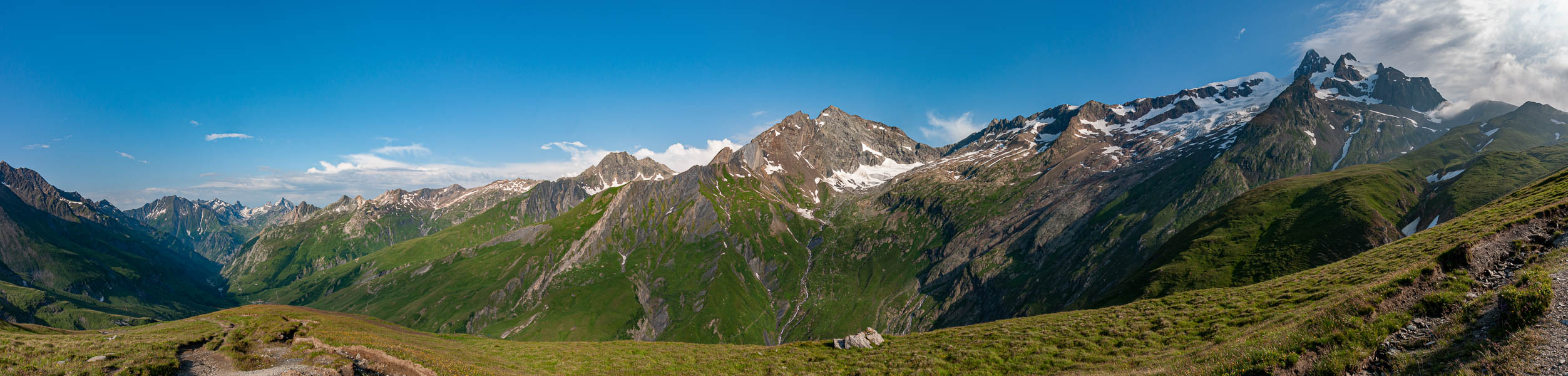 En montant au col de la Seigne : panorama du col des Fours à l'aiguille des Glaciers
