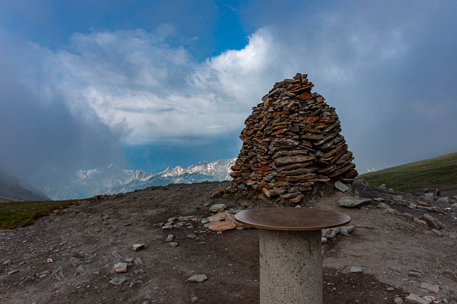 Col de la Seigne, 2516 m, cairn et table d'orientation