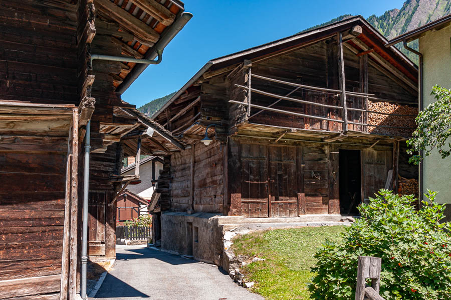 Praz-de-Fort, 1151 m : vieux chalets