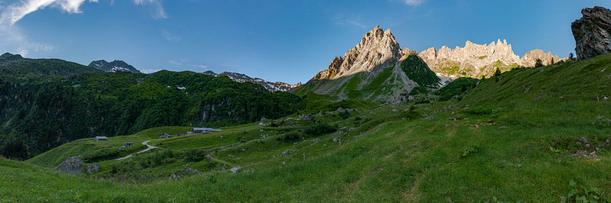 Lever du jour sur la Balme : aiguille de la Pennaz et Roches Franches