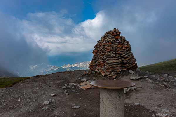 Col de la Seigne, 2516 m, cairn et table d'orientation