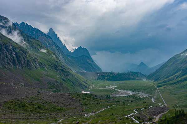 Lac Combal et glacier de Miage, aiguilles Noire et Rouge de Peuterey