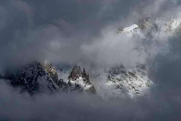 Nuages sur l'arête de Peuterey : Dames Anglaises et aiguille Blanche