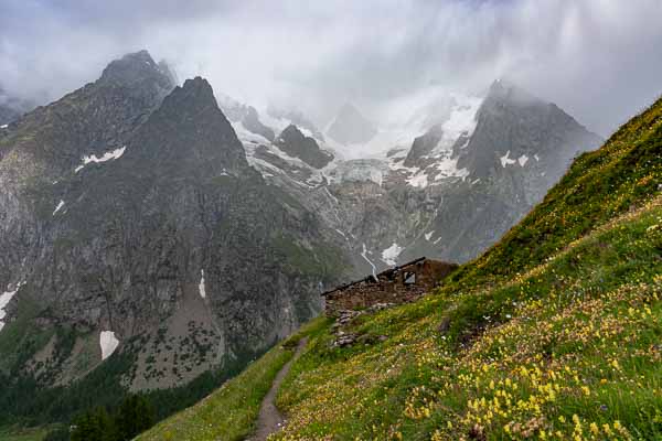 Chalet d'alpage et glacier de Frébouze