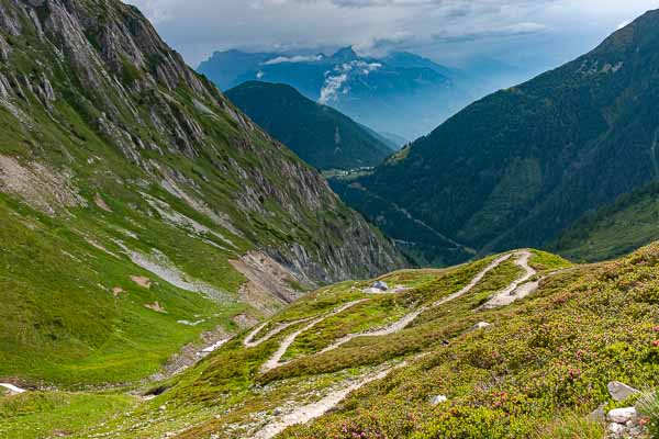 Montée vers le col de Balme, au loin col de la Forclaz