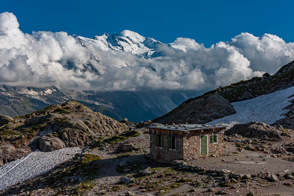 Vieux refuge du lac Blanc devant le mont Blanc