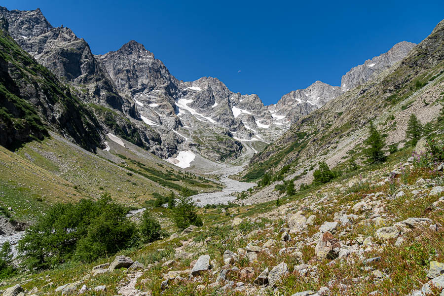 Vallée vers le refuge des Bans : pic de Bonvoisin, 3480 m, pic Jocelme, 3458 m