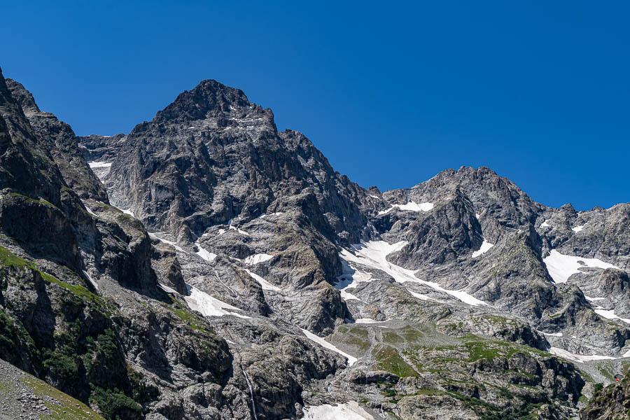 Vallée vers le refuge des Bans : pic de Bonvoisin, 3480 m, pic Jocelme, 3458 m