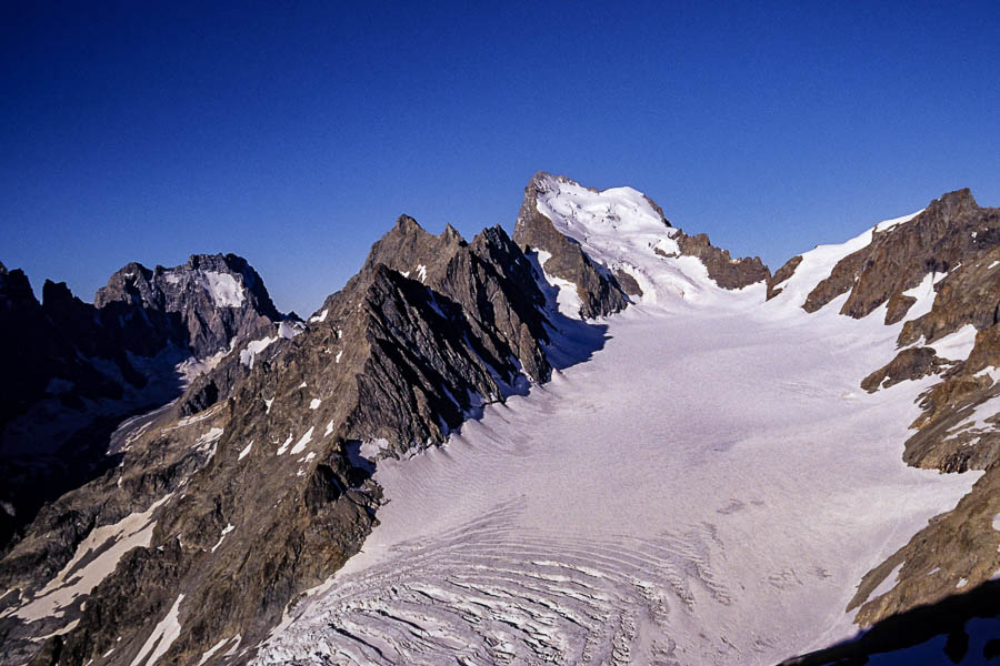 Sommet du pic du Glacier d'Arsine : glacier Blanc, barre et dôme des Écrins, Roche Faurio