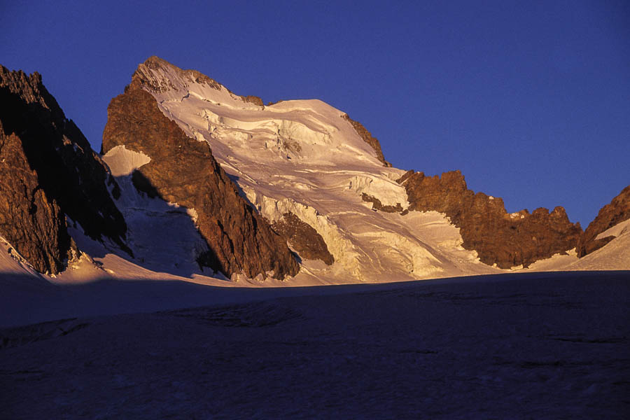 La barre, 4102 m, et le dôme, 4015 m, des Écrins au lever du jour