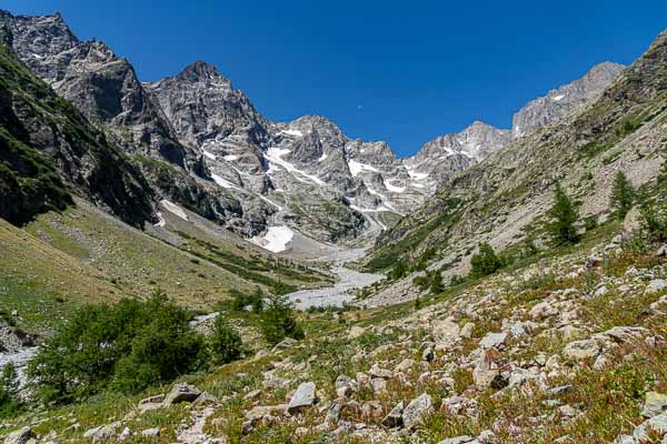 Vallée vers le refuge des Bans : pic de Bonvoisin, 3480 m, pic Jocelme, 3458 m
