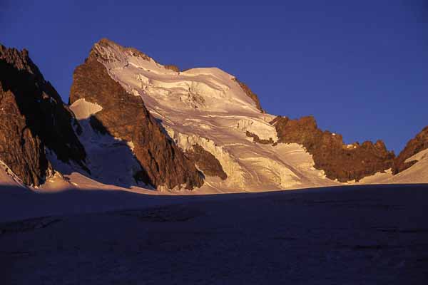 La barre, 4102 m, et le dôme, 4015 m, des Écrins au lever du jour