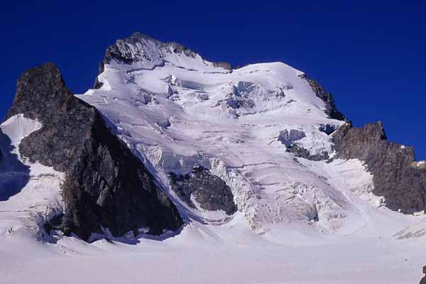 La barre, 4102 m, et le dôme, 4015 m, des Écrins depuis le refuge des Écrins