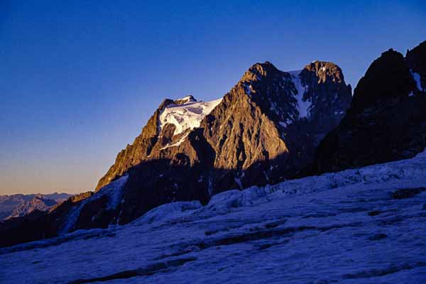 Mont Pelvoux, 3943 m, au lever du jour