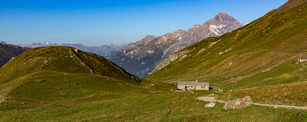 Refuge de Vallonbrun et dent Parrachée