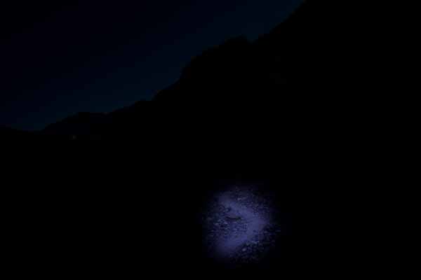 Montée dans la nuit noire et glaciale
