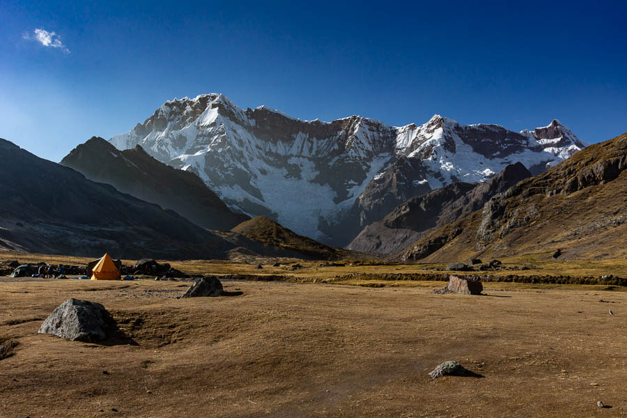 Camp d'Upis, 4400 m, et Ausangate, 6384 m