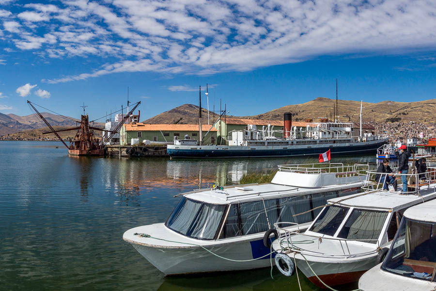 Puno : drague et vieux bateau