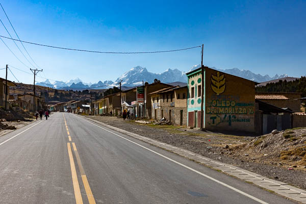 Tinki : rue principale et Qullpa Ananta, 6110 m