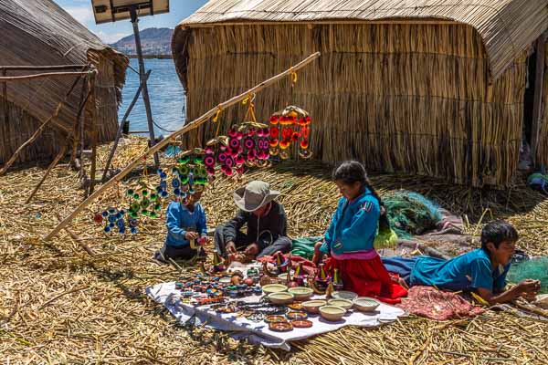 Île flottante uro : artisanat