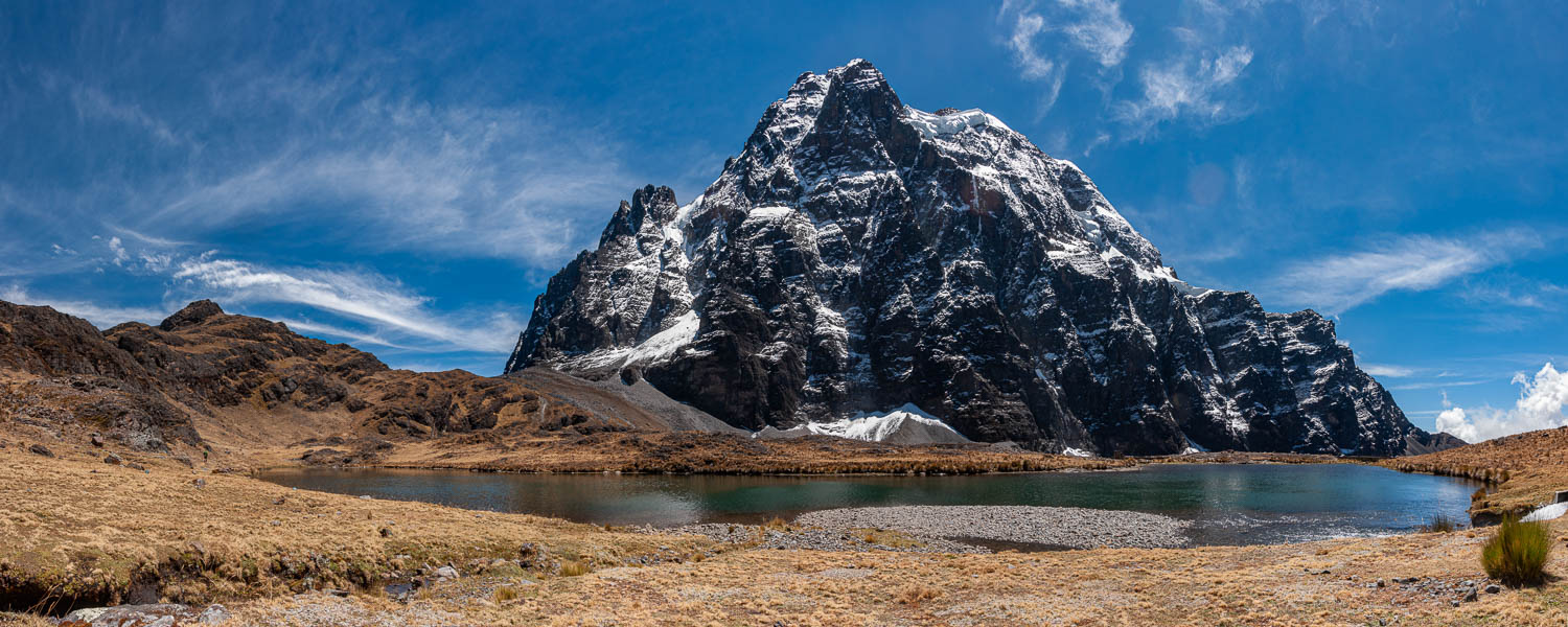 Lac, 4540 m, et Tiquimani, 5519 m
